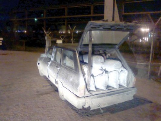 Prinşi la ieşirea din port cu maşina plină de cărbune furat